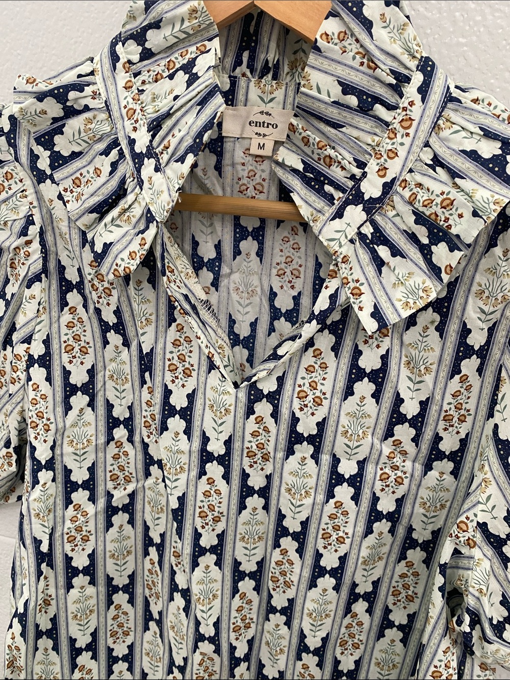 entro Navy and Cream Floral Stripe Puff Sleeve Blouse - Picture 2 of 4
